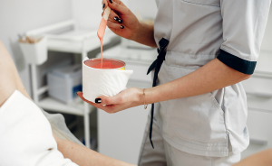Ceară granule sau ceară de unică folosință? Pe care o alegi în salonul tău?